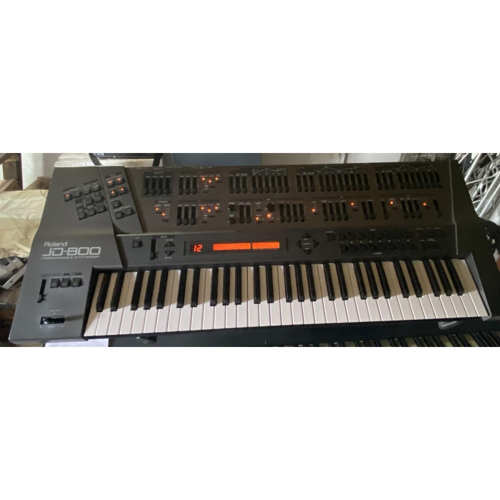 Roland JD800 es un sintetizador de alta gama que ofrece una amplia gama de sonidos prístinos y potentes. Este instrumento, que 