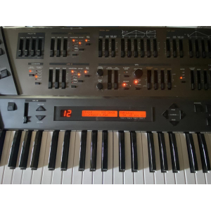 Roland JD800 es un sintetizador de alta gama que ofrece una amplia gama de sonidos prístinos y potentes. Este instrumento, que 