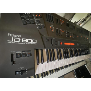 Roland JD800 es un sintetizador de alta gama que ofrece una amplia gama de sonidos prístinos y potentes. Este instrumento, que 