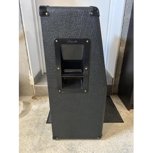 La Marshall SC212 es una cabina de guitarra de la serie Studio Classic de Marshall. Diseñada para ofrecerte un sonido potente y