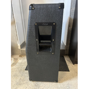 La Marshall SC212 es una cabina de guitarra de la serie Studio Classic de Marshall. Diseñada para ofrecerte un sonido potente y