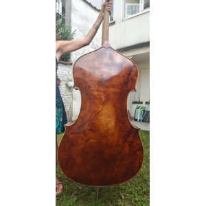 Contrebasse fabriquée par un luthier de Transylvanie
