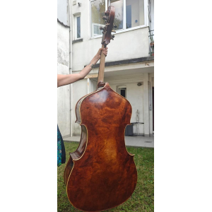 Contrebasse fabriquée par un luthier de Transylvanie