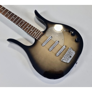 La guitarra Danelectro Longhorn 3-Pickups Blackburst es una opción perfecta para los amantes del sonido vintage. Con su diseño