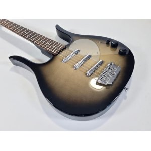 La guitarra Danelectro Longhorn 3-Pickups Blackburst es una opción perfecta para los amantes del sonido vintage. Con su diseño