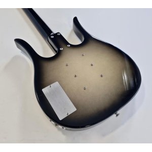 La guitarra Danelectro Longhorn 3-Pickups Blackburst es una opción perfecta para los amantes del sonido vintage. Con su diseño