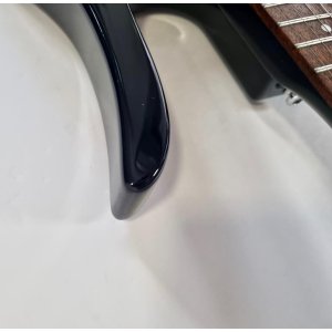 La guitarra Danelectro Longhorn 3-Pickups Blackburst es una opción perfecta para los amantes del sonido vintage. Con su diseño