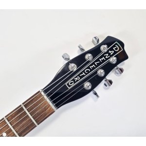 La guitarra Danelectro Longhorn 3-Pickups Blackburst es una opción perfecta para los amantes del sonido vintage. Con su diseño