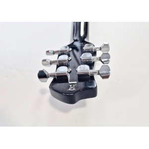 La guitarra Danelectro Longhorn 3-Pickups Blackburst es una opción perfecta para los amantes del sonido vintage. Con su diseño