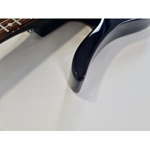 La guitarra Danelectro Longhorn 3-Pickups Blackburst es una opción perfecta para los amantes del sonido vintage. Con su diseño