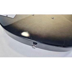 La guitarra Danelectro Longhorn 3-Pickups Blackburst es una opción perfecta para los amantes del sonido vintage. Con su diseño