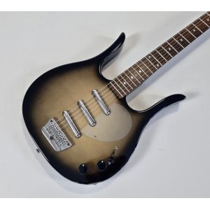 La guitarra Danelectro Longhorn 3-Pickups Blackburst es una opción perfecta para los amantes del sonido vintage. Con su diseño
