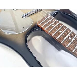 La guitarra Danelectro Longhorn 3-Pickups Blackburst es una opción perfecta para los amantes del sonido vintage. Con su diseño