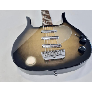La guitarra Danelectro Longhorn 3-Pickups Blackburst es una opción perfecta para los amantes del sonido vintage. Con su diseño