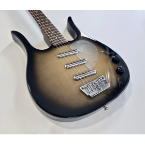 La guitarra Danelectro Longhorn 3-Pickups Blackburst es una opción perfecta para los amantes del sonido vintage. Con su diseño
