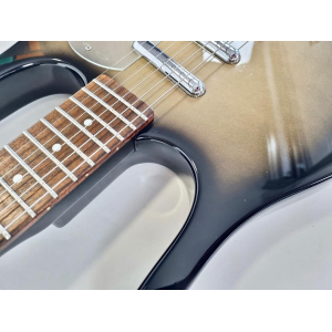 La guitarra Danelectro Longhorn 3-Pickups Blackburst es una opción perfecta para los amantes del sonido vintage. Con su diseño