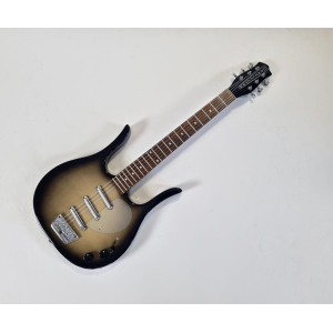 La guitarra Danelectro Longhorn 3-Pickups Blackburst es una opción perfecta para los amantes del sonido vintage. Con su diseño