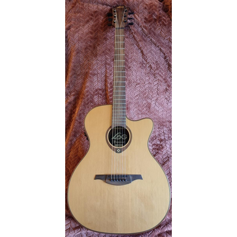 Lâg Tramontane T100 ASCE Auditorium is a high-quality acoustic guitar that combines elegance and performance. With its solid 