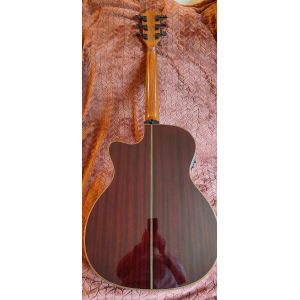 La guitarra Lâg Tramontane T100 ASCE Auditorium es una joya para los músicos que buscan una experiencia sonora excepcional. 