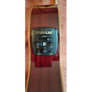 La guitarra Lâg Tramontane T100 ASCE Auditorium es una joya para los músicos que buscan una experiencia sonora excepcional. 