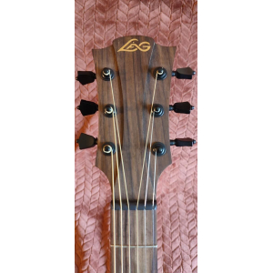 Lâg Tramontane T100 ASCE Auditorium is a high-quality acoustic guitar that combines elegance and performance. With its solid 