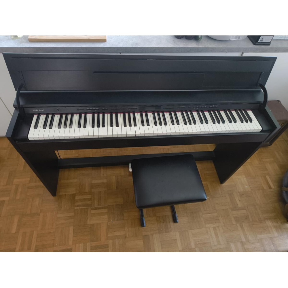 The Roland DP-603 is a digital piano that combines modern technology with timeless design. With its sleek and elegant appearance