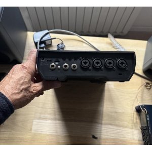 El Boss Gigacaster 8 es una guitarra eléctrica de alta calidad diseñada para músicos exigentes. Con su cuerpo de aliso y su 
