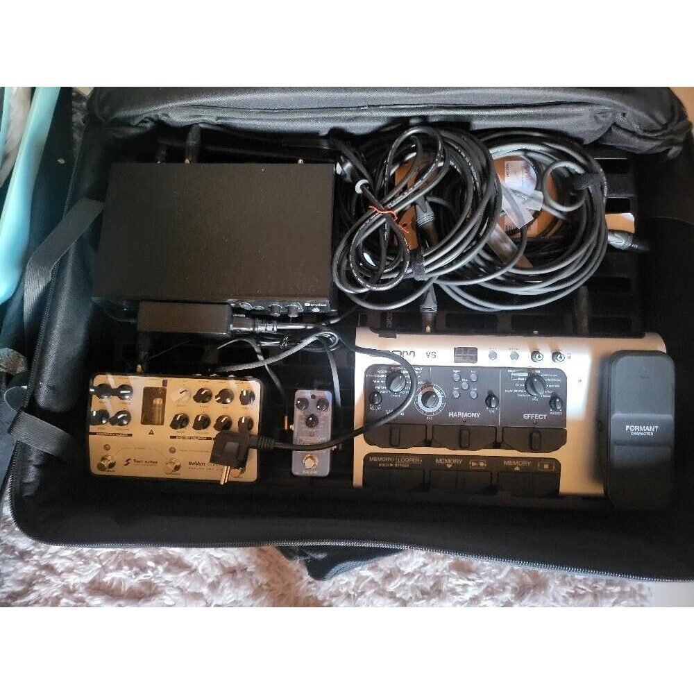 Pedalboard : UHF Prodipe + micro serre-tête + Two Notes Revolt + NUX Hook looper + Zoom V6 SP