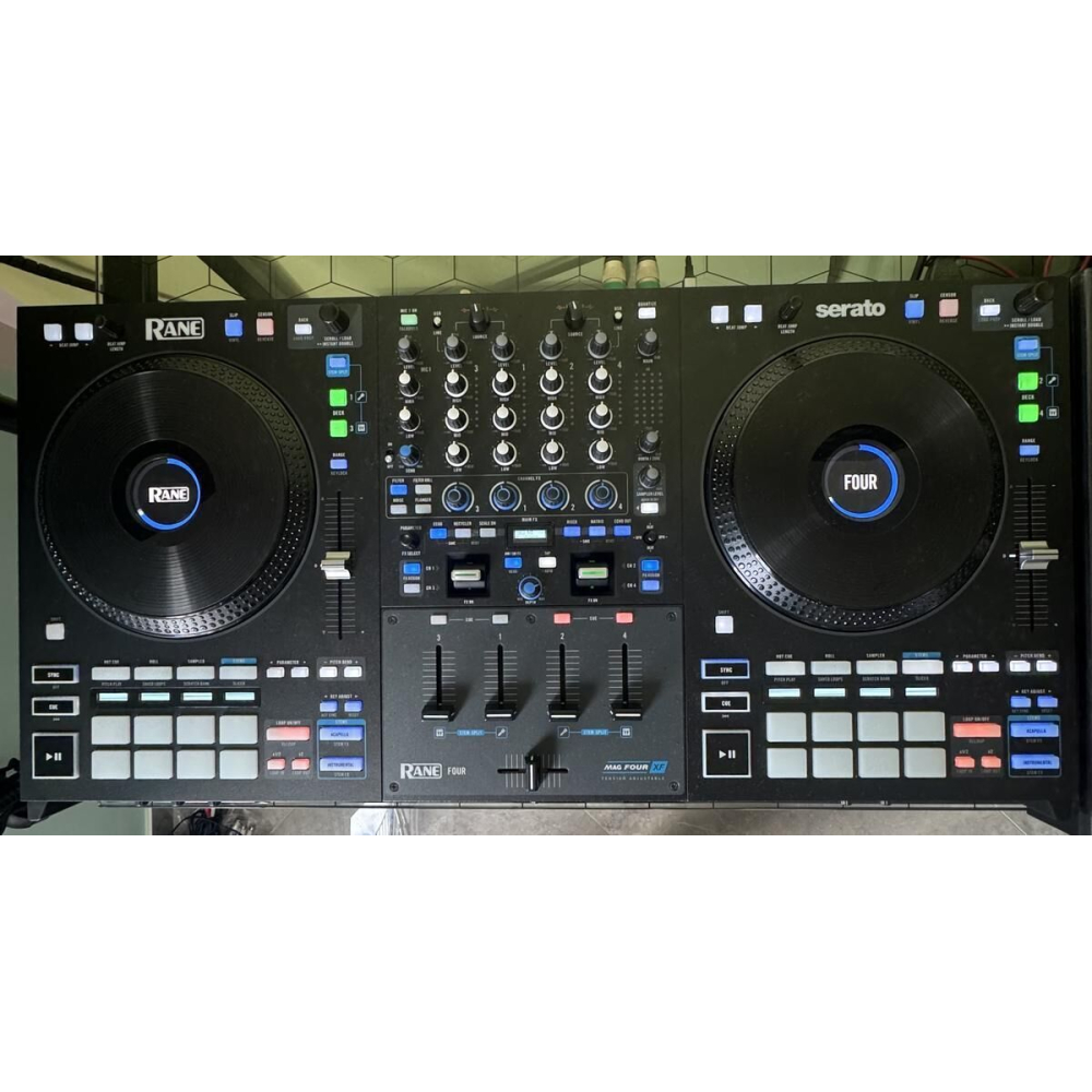 Rane Four - Contôleur en excellent état avec son Decksaver