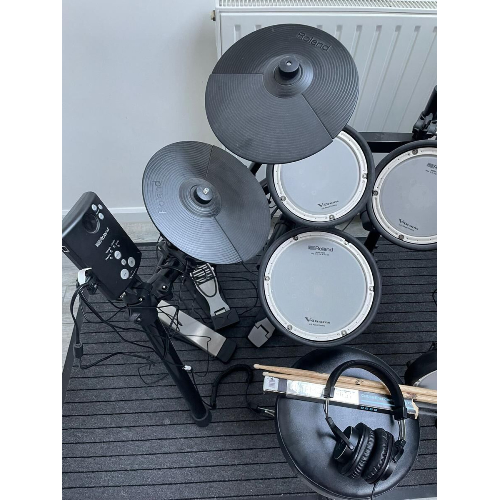 La Roland TD-1DMK es una batería electrónica compacta y versátil diseñada para satisfacer las necesidades de los bateristas 