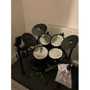 La Roland TD-1DMK es una batería electrónica compacta y versátil diseñada para satisfacer las necesidades de los bateristas 