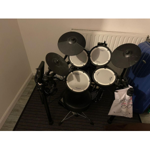 La Roland TD-1DMK es una batería electrónica compacta y versátil diseñada para satisfacer las necesidades de los bateristas 