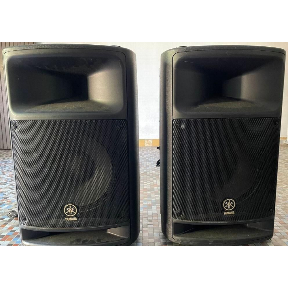 El YAMAHA MSR-400 es un altavoz activo de 2 vías con una potencia de salida de 400 vatios. Diseñado con la calidad y la 