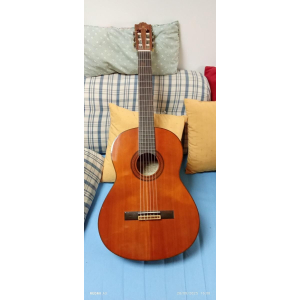 La Yamaha G-231 II es una guitarra clásica de alta calidad perfecta para principiantes y estudiantes. Con una construcción 