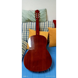 La Yamaha G-231 II es una guitarra clásica de alta calidad perfecta para principiantes y estudiantes. Con una construcción 