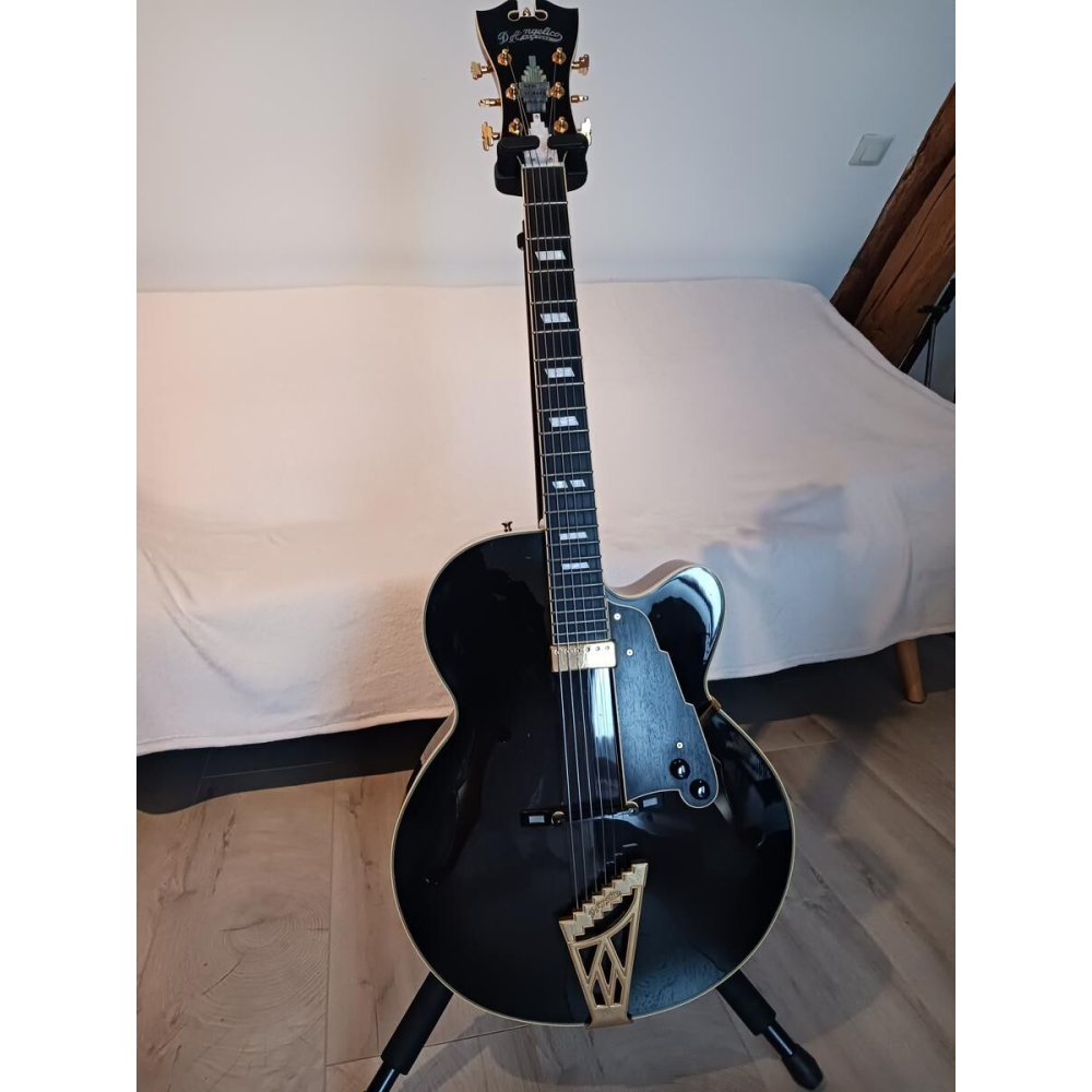 D’Angelico NYL-6 Especial Vestax, acabado en sunburst negro.