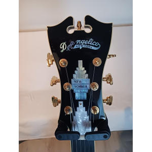 D’Angelico NYL-6 Especial Vestax, acabado en sunburst negro.