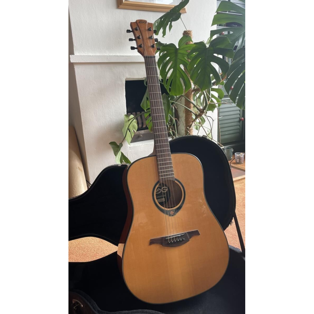 La guitarra Lâg Tramontane T66D es un instrumento de cuerda de alta calidad que combina una construcción experta con un sonido