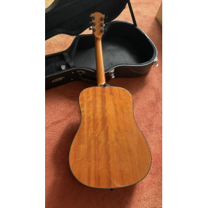 La guitarra Lâg Tramontane T66D es un instrumento de cuerda de alta calidad que combina una construcción experta con un sonido