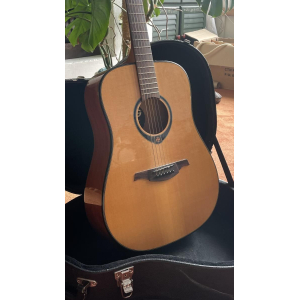 La guitarra Lâg Tramontane T66D es un instrumento de cuerda de alta calidad que combina una construcción experta con un sonido