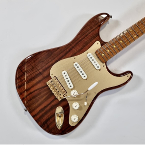 Fender Stratocaster Artisan Claro Walnut 2016 Custom Shop avec finition ambrée tinted.