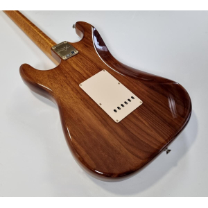 Fender Stratocaster Artisan Claro Walnut 2016 Custom Shop avec finition ambrée tinted.