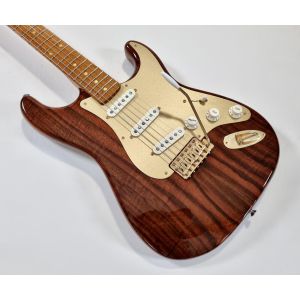 Fender Stratocaster Artisan Claro Walnut 2016 Custom Shop avec finition ambrée tinted.