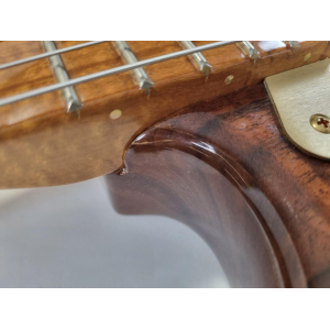 Fender Stratocaster Artisan Claro Walnut 2016 Custom Shop avec finition ambrée tinted.