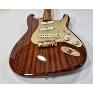 Fender Stratocaster Artisan Claro Walnut 2016 Custom Shop Amber Tinted