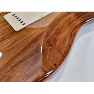 Fender Stratocaster Artisan Claro Walnut 2016 Custom Shop avec finition ambrée tinted.