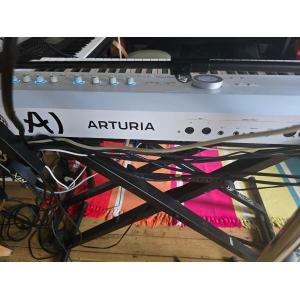 Arturia AstroLab es un software de sintetizador avanzado que te permite crear sonidos únicos y experimentales. Con una amplia 