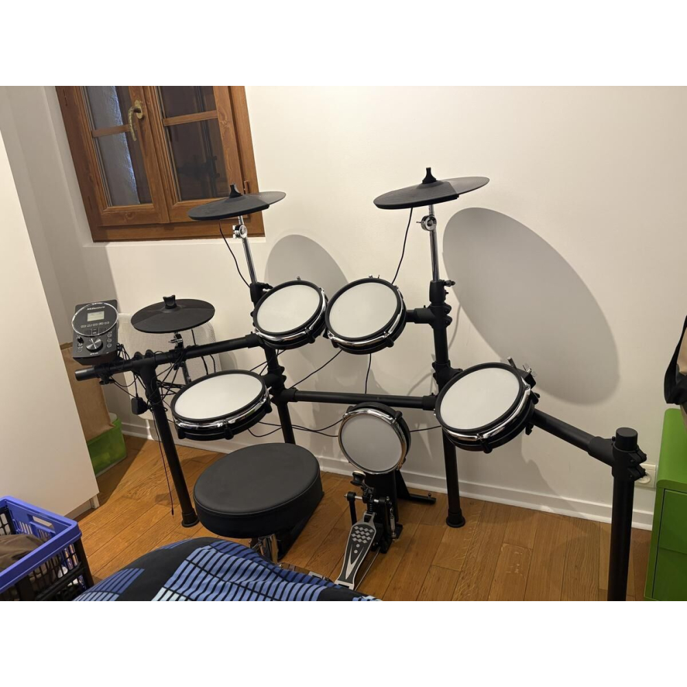 El Millenium MPS-450 E-Drum Set es un conjunto de batería electrónica diseñado para satisfacer las necesidades de los 