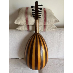 El OUD Turco es un instrumento de cuerda tradicional de Turquía. También conocido como "laúd turco", es conocido por su 