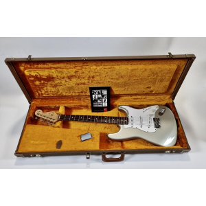 Fender Stratocaster Robert Cray Signature Custom Shop 1999 en color plateado Inca